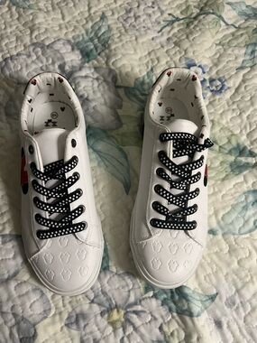 Disney Minnie Mouse Low-top White Sneakers with Polka Dot and Red Heart Accent